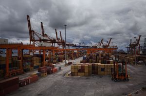 Άποψη της προβλήτας του ΟΛΠ στο λιμάνι του Πειραιά. Φωτογραφία: Enri Canaj